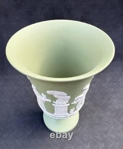 Vase Pied Arcadien en Jasperware Vert Sauge Wedgwood 19 cm Staffordshire 1981
