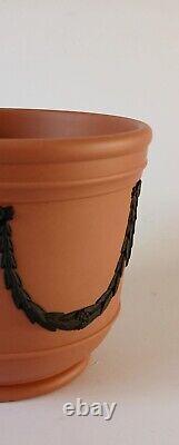 Vase/Plant Pot en Terracotta et Jaspe Noir de Wedgwood