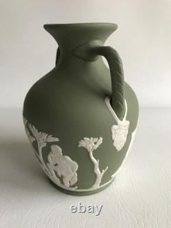Vase Portland en jasperware vert Wedgwood, hauteur 5 1/2 pouces