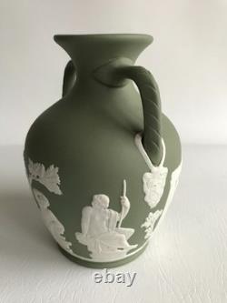 Vase Portland en jasperware vert Wedgwood, hauteur 5 1/2 pouces