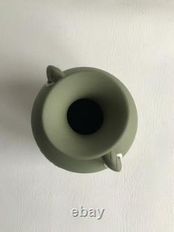 Vase Portland en jasperware vert Wedgwood, hauteur 5 1/2 pouces