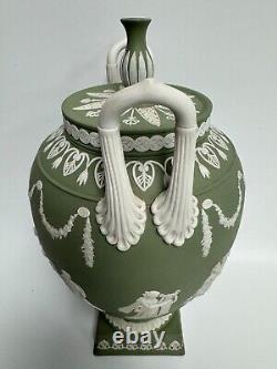 Vase Urne Classique en Jasperware Vert Vintage de Wedgwood avec Musées