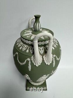 Vase Urne Classique en Jasperware Vert Vintage de Wedgwood avec Musées