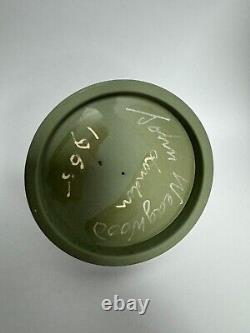 Vase Urne Classique en Jasperware Vert Vintage de Wedgwood avec Musées