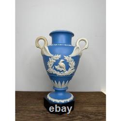Vase Urne en Jasperware Bleu Wedgwood Vintage avec Poignées en Cygne Relief Oiseaux Floraux 8