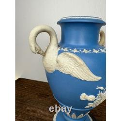 Vase Urne en Jasperware Bleu Wedgwood Vintage avec Poignées en Cygne Relief Oiseaux Floraux 8