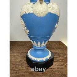 Vase Urne en Jasperware Bleu Wedgwood Vintage avec Poignées en Cygne Relief Oiseaux Floraux 8