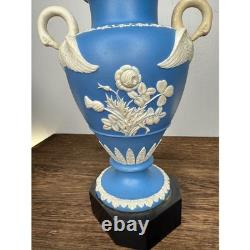 Vase Urne en Jasperware Bleu Wedgwood Vintage avec Poignées en Cygne Relief Oiseaux Floraux 8