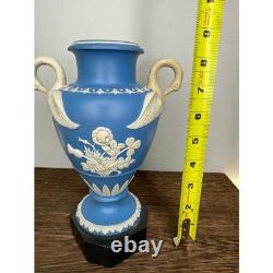 Vase Urne en Jasperware Bleu Wedgwood Vintage avec Poignées en Cygne Relief Oiseaux Floraux 8