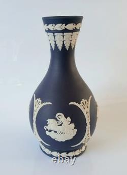 Vase Wedgwood Jasper bleu Portland, bordure laurier en jaspeware
