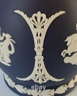 Vase Wedgwood Jasper bleu Portland, bordure laurier en jaspeware
