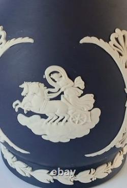 Vase Wedgwood Jasper bleu Portland, bordure laurier en jaspeware