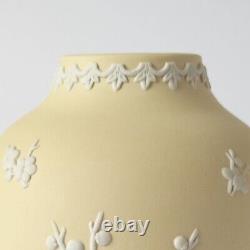 Vase Wedgwood Jasperware jaune à motifs de primevère et de prunier.