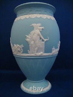 Vase Wedgwood Jasperware turquoise foncé abondant sur pied de 8 pouces, 1ère qualité