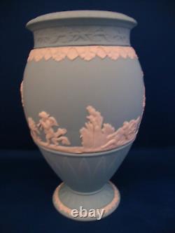 Vase Wedgwood Jasperware turquoise foncé abondant sur pied de 8 pouces, 1ère qualité