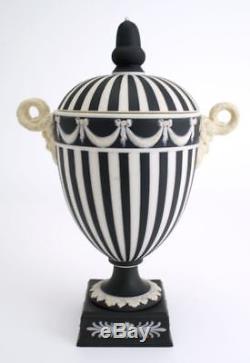 Vase Wedgwood Vintage Jasperware À Couvercle En Jaspe Noir Et Blanc, Angleterre, 1950s