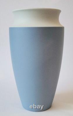 Vase Wedgwood en jaspe bleu avec rayure blanche, 6 3/4 pouces