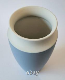 Vase Wedgwood en jaspe bleu avec rayure blanche, 6 3/4 pouces