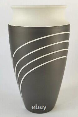 Vase Wedgwood en jaspe noir Symétrie / Spirale de 7 pouces