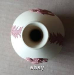 Vase à bouton de chérubin en jasper de Wedgwood jaune et terre cuite