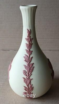 Vase à bouton de chérubin en jasper de Wedgwood jaune et terre cuite