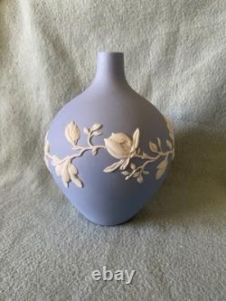 Vase à bouton de magnolia en jaspe Wedgwood bleu de 14 cm de hauteur, en boîte