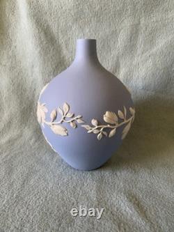Vase à bouton de magnolia en jaspe Wedgwood bleu de 14 cm de hauteur, en boîte