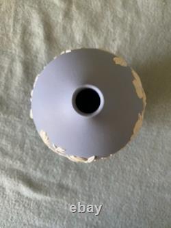 Vase à bouton de magnolia en jaspe Wedgwood bleu de 14 cm de hauteur, en boîte