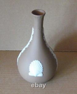 Vase à bouton en jaspe Wedgwood marron taupe foncé en forme de coquillage