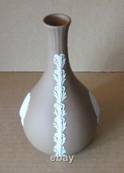 Vase à bouton en jaspe Wedgwood marron taupe foncé en forme de coquillage