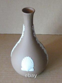 Vase à bouton en jaspe Wedgwood marron taupe foncé en forme de coquillage