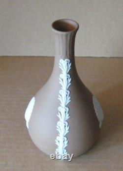 Vase à bouton en jaspe Wedgwood marron taupe foncé en forme de coquillage