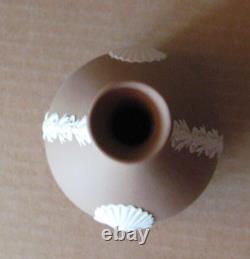 Vase à bouton en jaspe Wedgwood marron taupe foncé en forme de coquillage