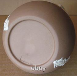 Vase à bouton en jaspe Wedgwood marron taupe foncé en forme de coquillage