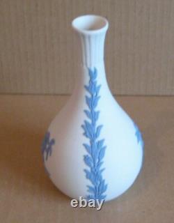 Vase à boutonnière RARE COMBINAISON en jaspe blanc et bleu Wedgwood SPRING AUTUMN Vase à boutonnière RARE COMBINAISON en jaspe blanc et bleu Wedgwood SPRING AUTUMN