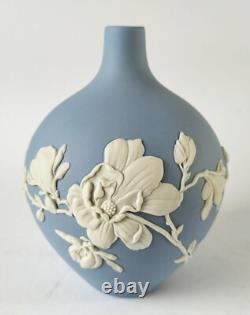 Vase à boutons en jaspe bleu Wedgwood, fleur de magnolia