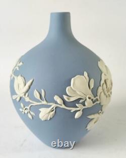 Vase à boutons en jaspe bleu Wedgwood, fleur de magnolia
