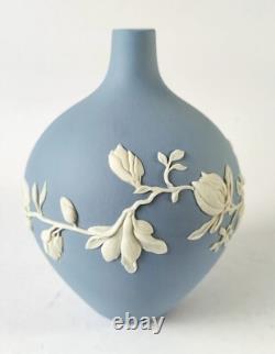 Vase à boutons en jaspe bleu Wedgwood, fleur de magnolia