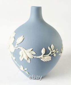 Vase à boutons en jaspe bleu Wedgwood, fleur de magnolia