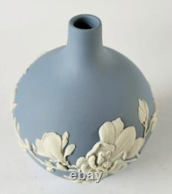 Vase à boutons en jaspe bleu Wedgwood, fleur de magnolia