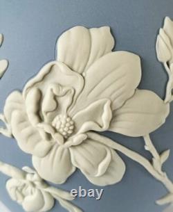 Vase à boutons en jaspe bleu Wedgwood, fleur de magnolia