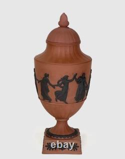 Vase à couvercle néoclassique des Heures dansantes en jaspe terracotta Wedgwood marron vers 1820