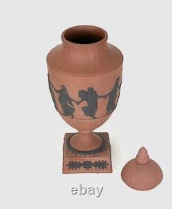 Vase à couvercle néoclassique des Heures dansantes en jaspe terracotta Wedgwood marron vers 1820