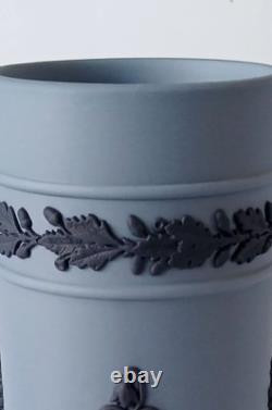 Vase à déversement en jaspe Wedgwood Portland bleu sur bleu Acanthus et cloche fleur