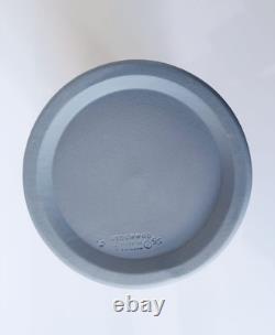 Vase à déversement en jaspe Wedgwood Portland bleu sur bleu Acanthus et cloche fleur