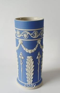 Vase à déversement en jaspe Wedgwood bleu clair et blanc, motif d'acanthe et de clochettes