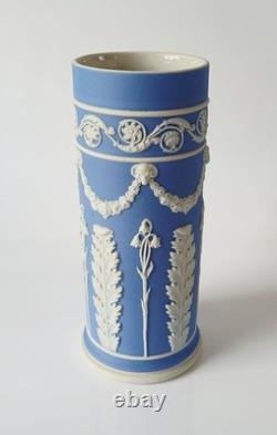 Vase à déversement en jaspe Wedgwood bleu clair et blanc, motif d'acanthe et de clochettes