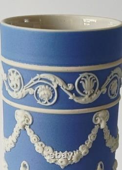 Vase à déversement en jaspe Wedgwood bleu clair et blanc, motif d'acanthe et de clochettes