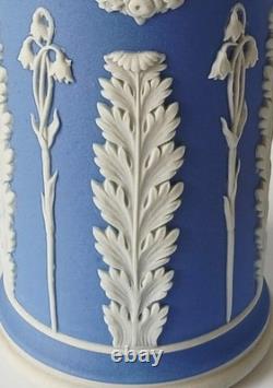 Vase à déversement en jaspe Wedgwood bleu clair et blanc, motif d'acanthe et de clochettes