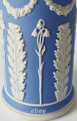 Vase à déversement en jaspe Wedgwood bleu clair et blanc, motif d'acanthe et de clochettes